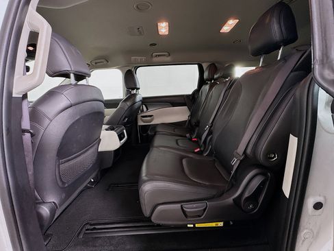 Used 2024 Kia Carnival LX image 27