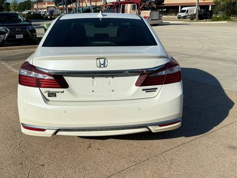 Used 2017 Honda Accord Touring image 4