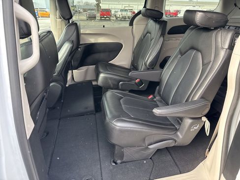 Used 2024 Chrysler Pacifica Touring-L image 18