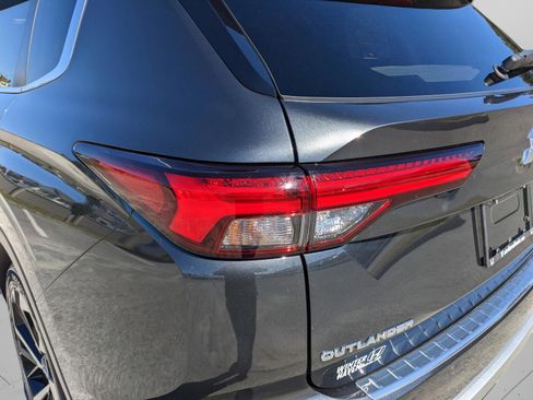 Used 2024 Mitsubishi Outlander SE image 12