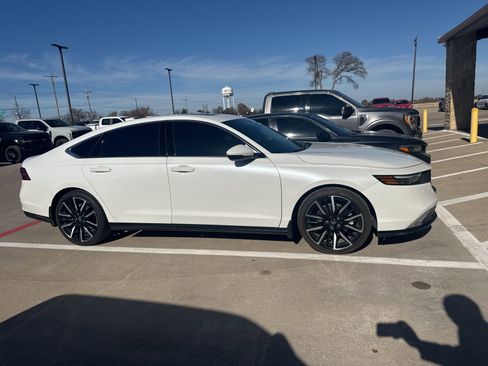 Used 2023 Honda Accord Touring image 2