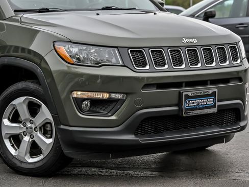 Used 2018 Jeep Compass Latitude w/ Safe & Security Group AWD/4WD image 2