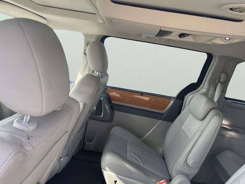 Used 2008 Chrysler Town & Country Limited w/ Entertainment Group #3 FWD image 5