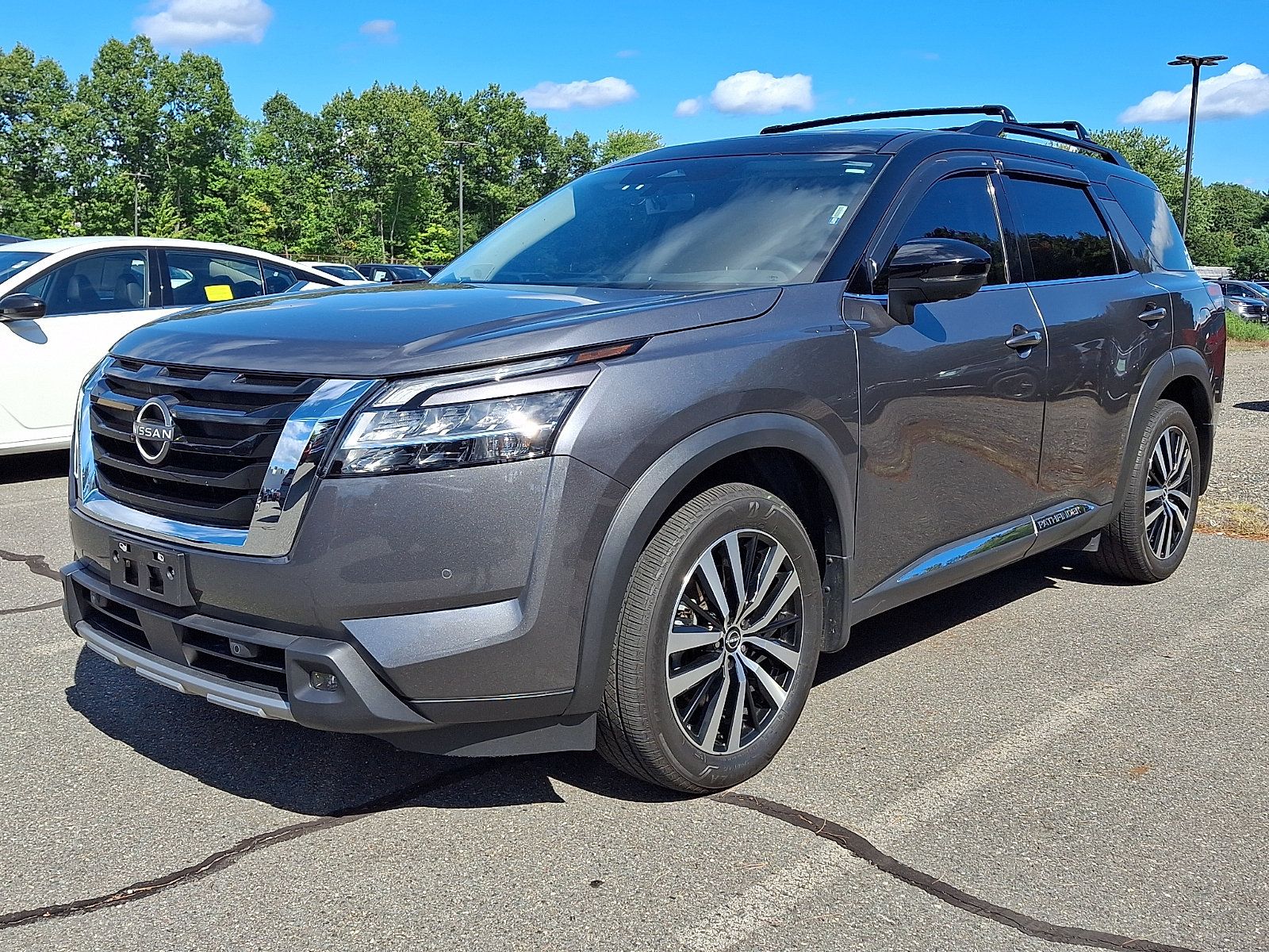 Used 2023 Nissan Pathfinder Platinum AWD/4WD image 2