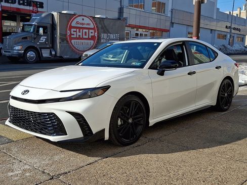 Used 2026 Toyota Camry XLE w/ Convenience Package image 3