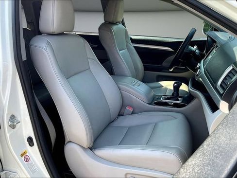 Used 2018 Toyota Highlander XLE FWD image 32