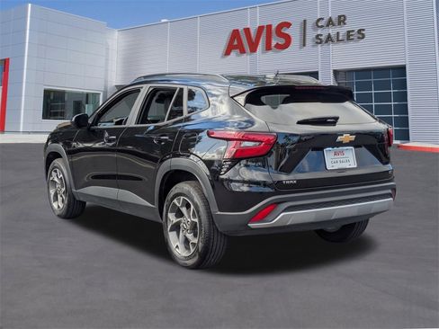 Used 2025 Chevrolet Trax LT w/ LT Convenience Package image 9