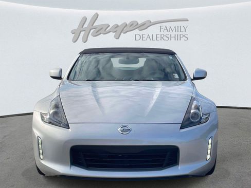 Used 2018 Nissan 370Z Touring RWD image 8