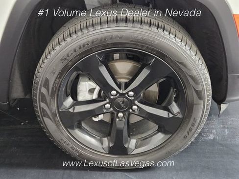Used 2024 Jeep Grand Cherokee Limited w/ Luxury Tech Group II AWD/4WD image 9