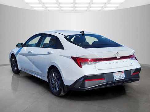 Used 2025 Hyundai Elantra Hybrid FWD image 5