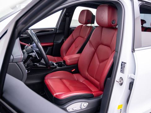 Certified 2023 Porsche Macan Turbo image 5