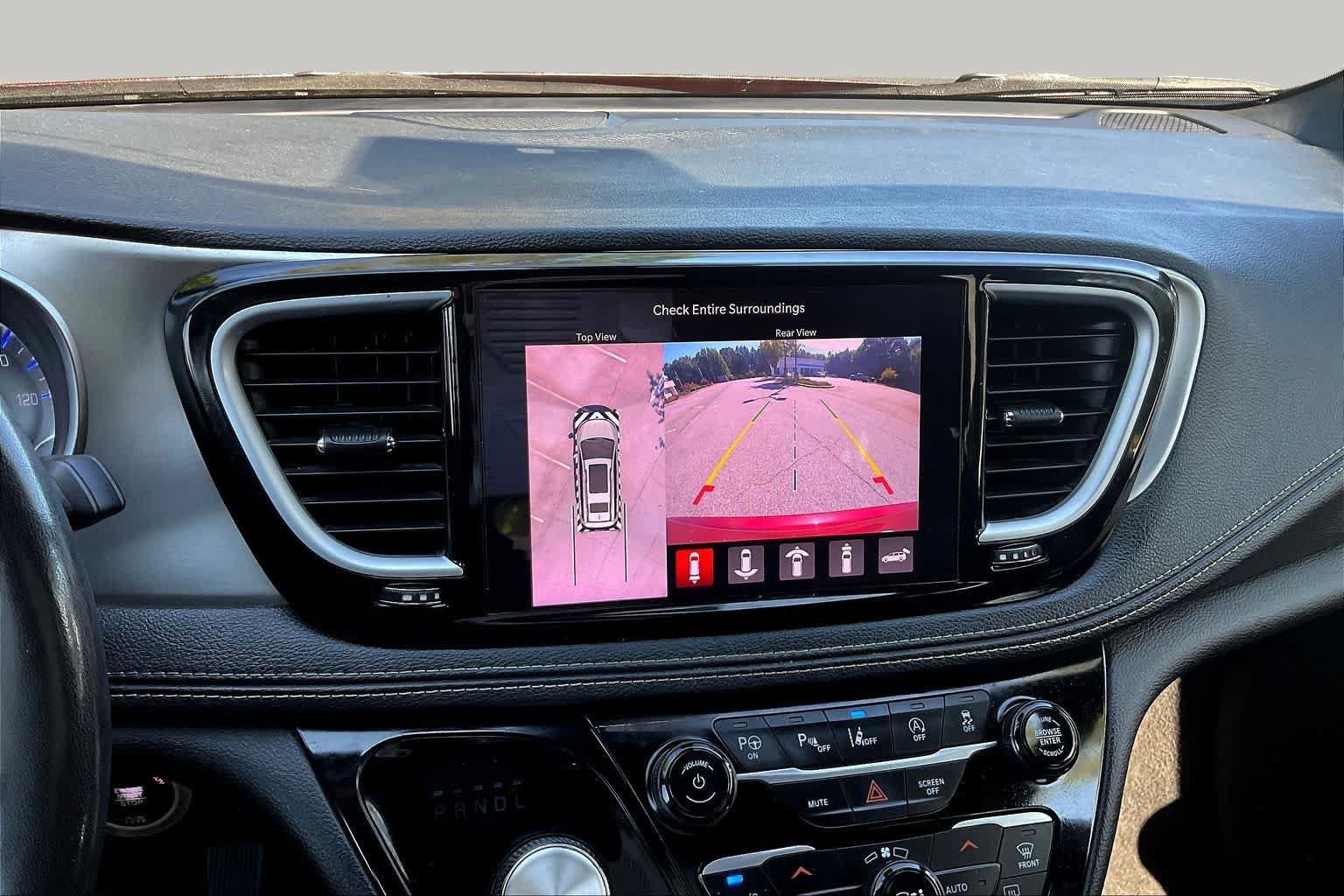 Used 2023 Chrysler Pacifica Limited w/ Uconnect Theater Family Group FWD image 27