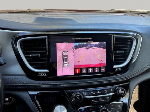 Used 2023 Chrysler Pacifica Limited w/ Uconnect Theater Family Group FWD image 27