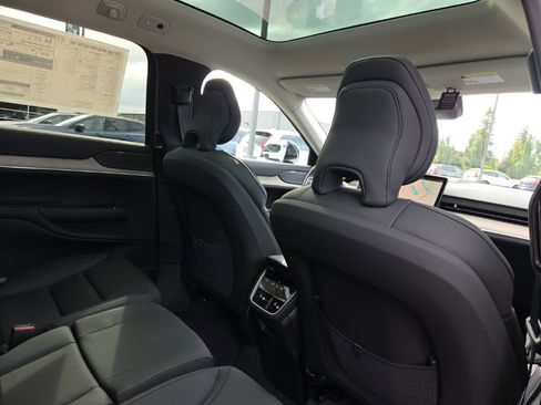 New 2025 Volvo EX90 Plus w/ Protection Package Premier image 8