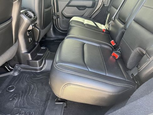 Used 2018 Jeep Wrangler Unlimited Sahara AWD/4WD image 16