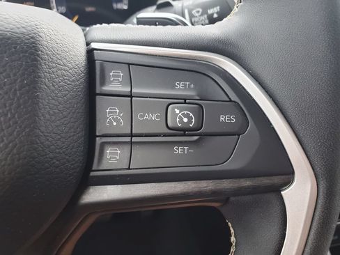 Used 2023 Jeep Grand Cherokee Limited AWD/4WD image 23