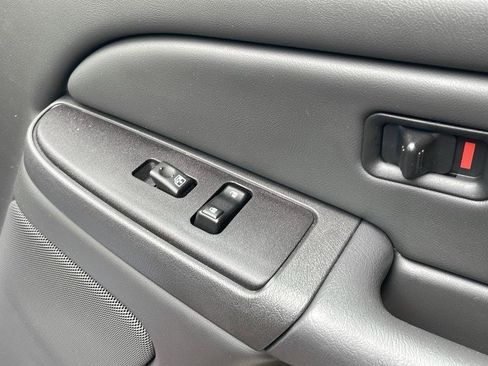 Used 2005 Chevrolet Silverado 2500 LS AWD/4WD image 42