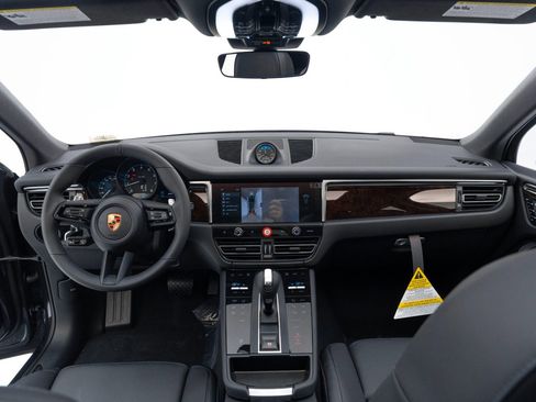 Certified 2025 Porsche Macan image 18