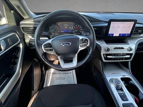 Used 2022 Ford Explorer XLT RWD image 3