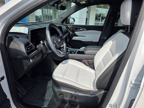 Used 2025 Chevrolet Traverse High Country image 2