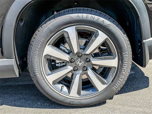 New 2025 Honda Pilot Touring image 9