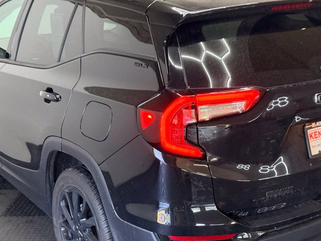 Used 2024 GMC Terrain SLT w/ Elevation Edition FWD image 9