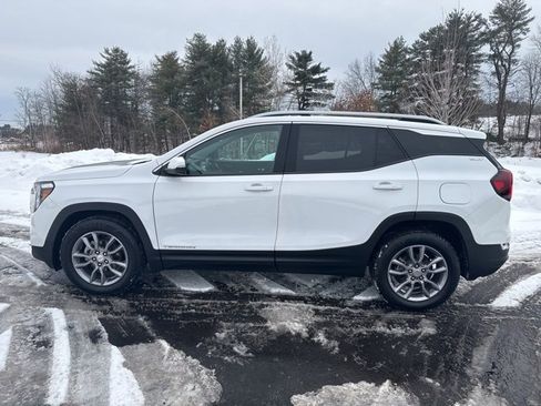 Used 2022 GMC Terrain SLT w/ Tech Package image 2