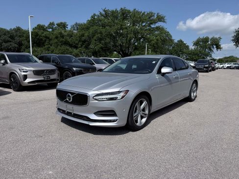 Used 2018 Volvo S90 T5 Momentum w/ Convenience Package FWD image 2