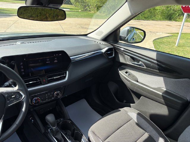 Used 2024 Chevrolet TrailBlazer LT w/ LT Cold Weather Package FWD image 40
