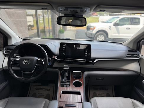 Used 2021 Toyota Sienna XLE AWD/4WD image 7