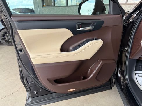 Used 2022 Toyota Highlander XLE FWD image 19
