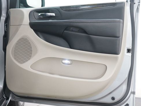 Used 2018 Dodge Grand Caravan SE w/ Rear Park Assist Package image 9