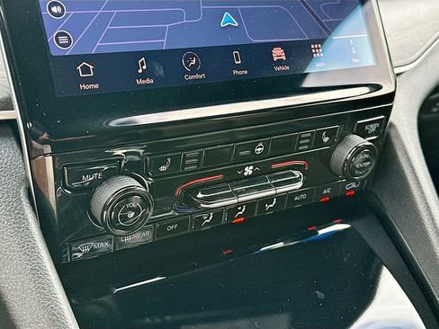 Used 2025 Jeep Grand Cherokee Limited image 16