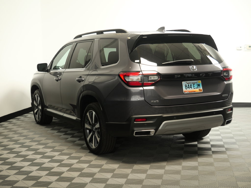 Used 2025 Honda Pilot Touring image 7