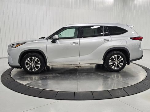 Used 2020 Toyota Highlander XLE AWD/4WD image 2