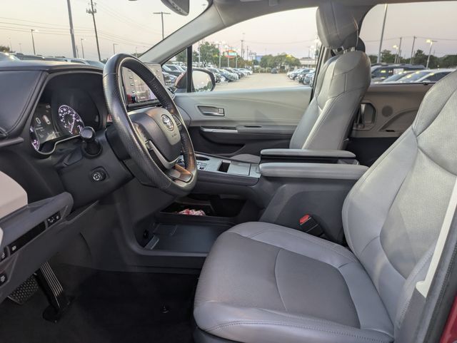 Used 2024 Toyota Sienna Limited FWD image 24