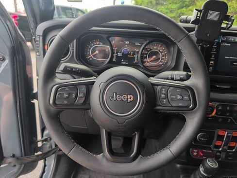 Used 2025 Jeep Gladiator Mojave w/ Convenience Group AWD/4WD image 24