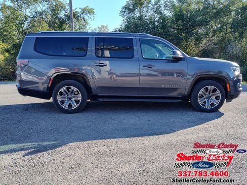 Used 2024 Jeep Wagoneer L Series II w/ Flexible Seating Group AWD/4WD image 12