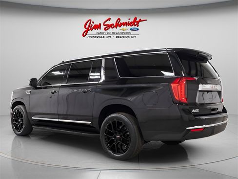 Used 2022 GMC Yukon XL SLT w/ SLT Luxury Package image 4