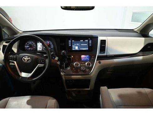 Used 2017 Toyota Sienna XLE FWD image 21