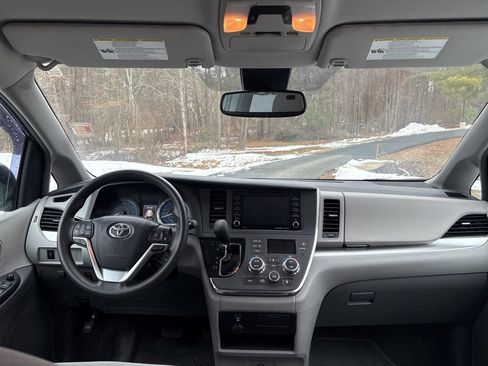 Used 2018 Toyota Sienna LE image 13