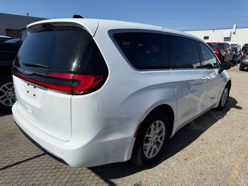 Used 2025 Chrysler Pacifica Select FWD image 2