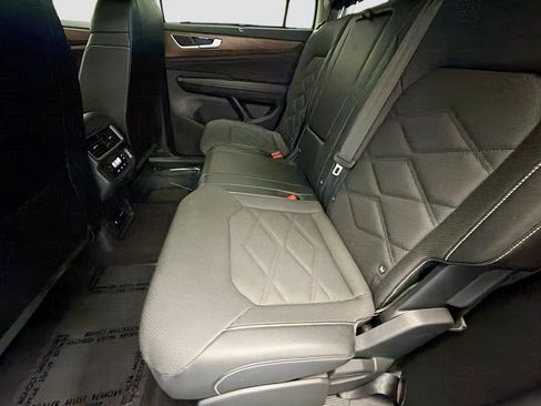 Used 2024 Volkswagen Atlas SE AWD/4WD image 13