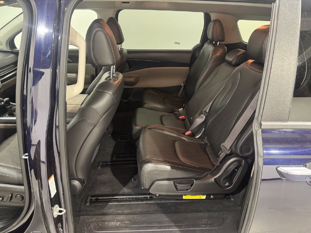 Used 2025 Kia Carnival FWD image 19
