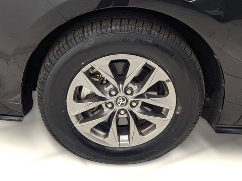 Used 2023 Toyota Sienna XLE image 9