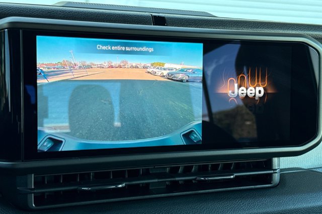 Used 2025 Jeep Gladiator Sport AWD/4WD image 19