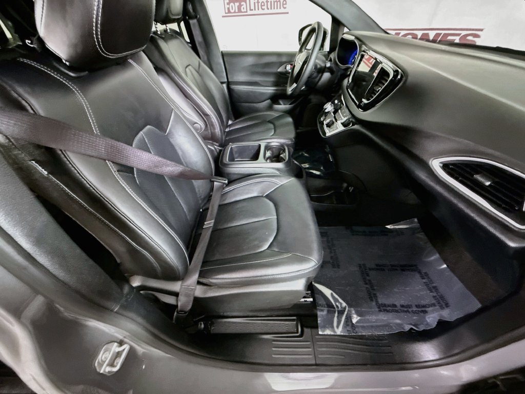 Used 2025 Chrysler Pacifica Select FWD image 31