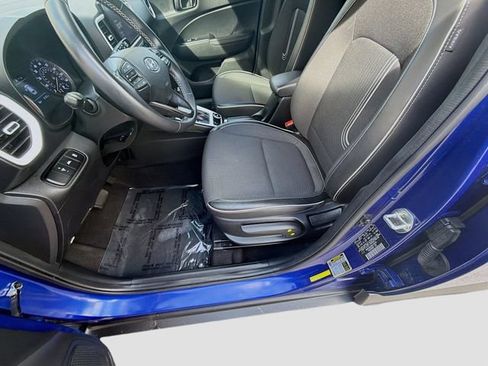Used 2022 Hyundai Venue Limited FWD image 18