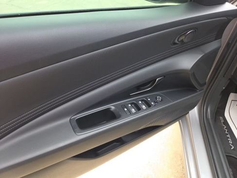 Used 2025 Hyundai Elantra Sport FWD image 11
