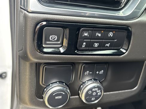 Used 2025 GMC Yukon Denali RWD image 27